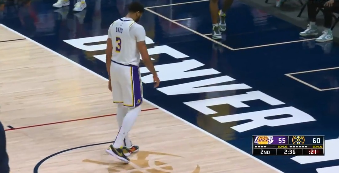 Anthony Davis Limps to Locker Room with Re-Aggravating Achilles Tendon