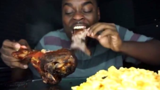 Guy Burnt His Whole Mouth Up Trying To Eat A Smoking Hot Turkey Leg